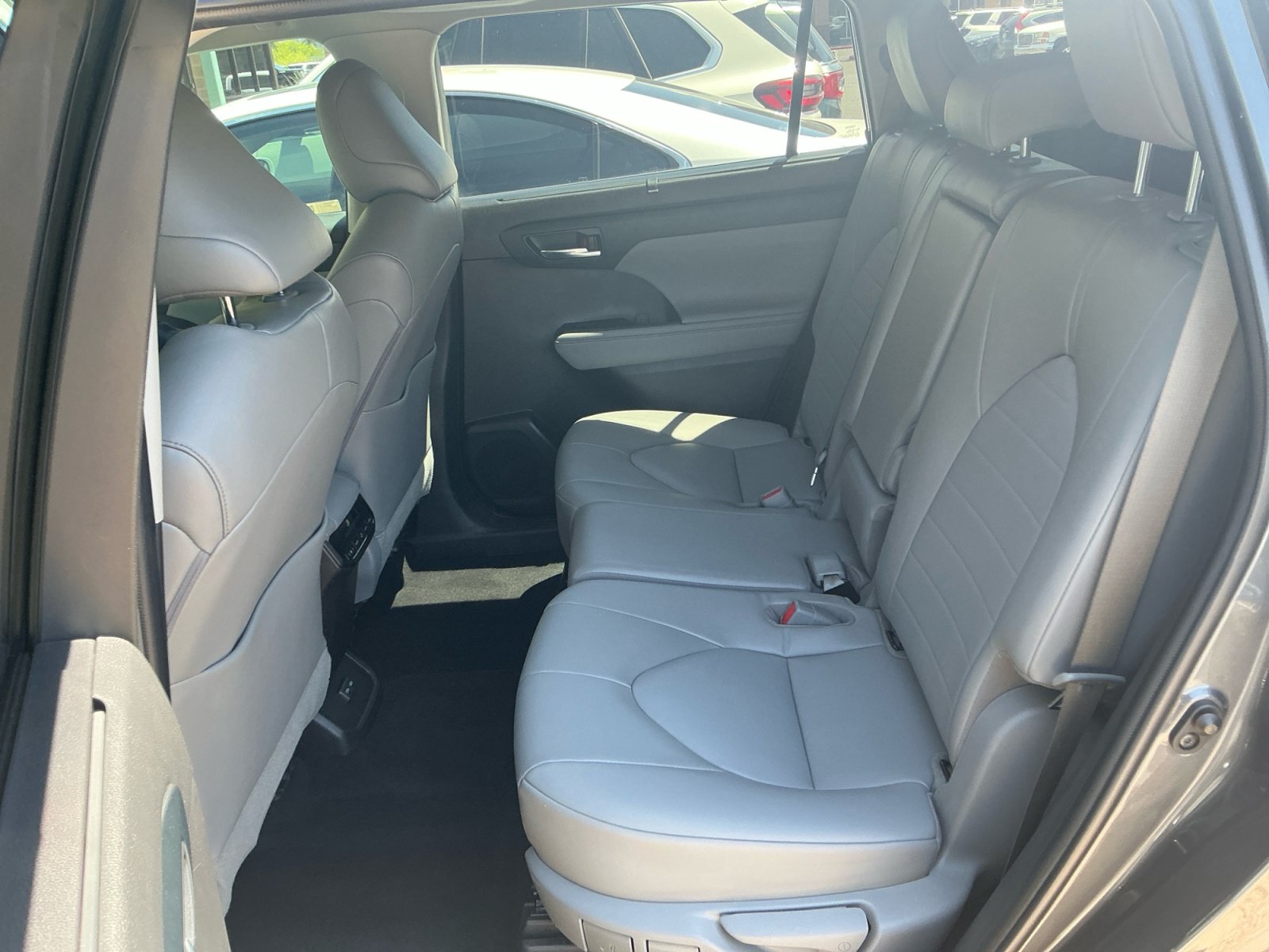 Used 2022 Toyota Highlander XLE AWD/4WD image 6