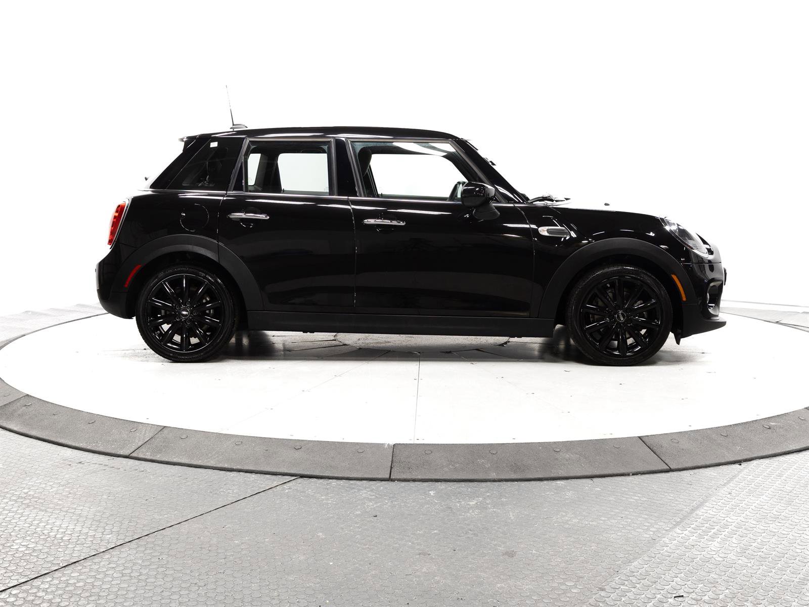 Used 2021 MINI Cooper 4-Door Hardtop image 12