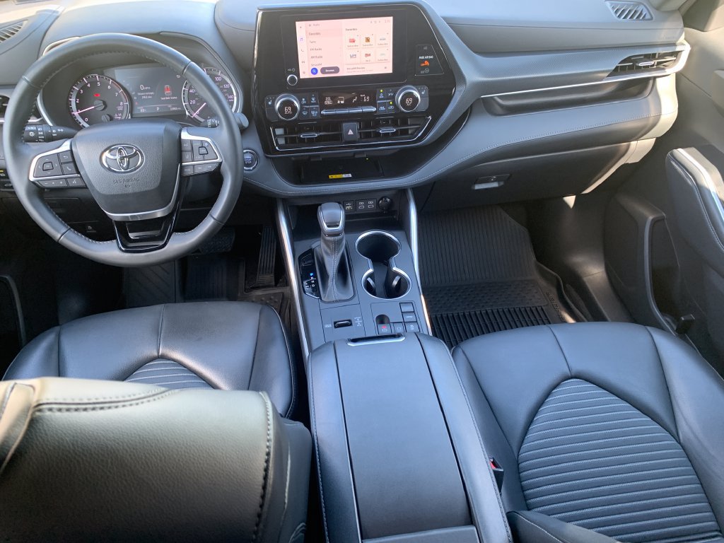 Used 2023 Toyota Highlander XSE FWD image 16