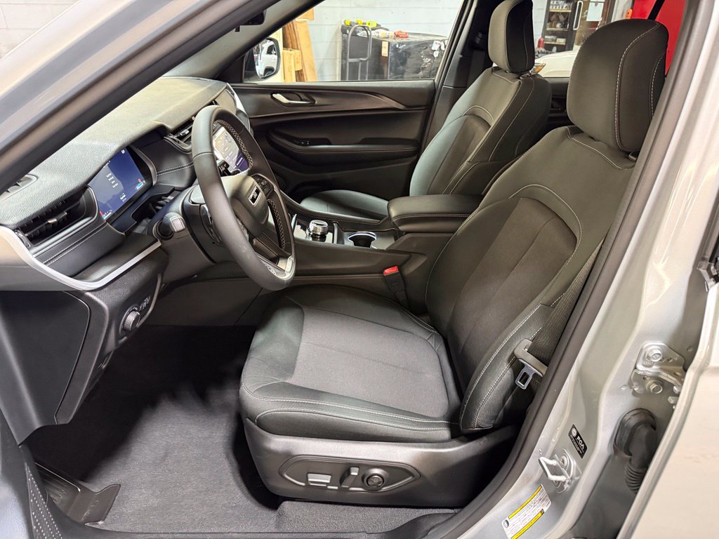 Used 2025 Jeep Grand Cherokee Laredo X AWD/4WD image 22