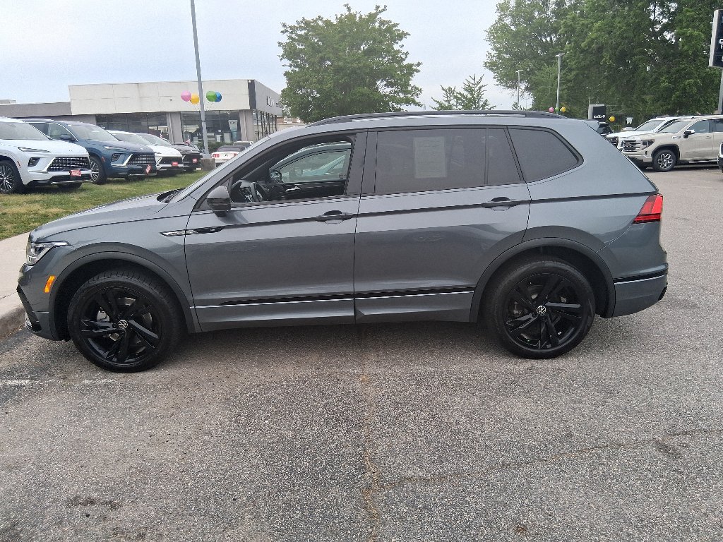 Used 2024 Volkswagen Tiguan SE R-Line AWD/4WD image 2