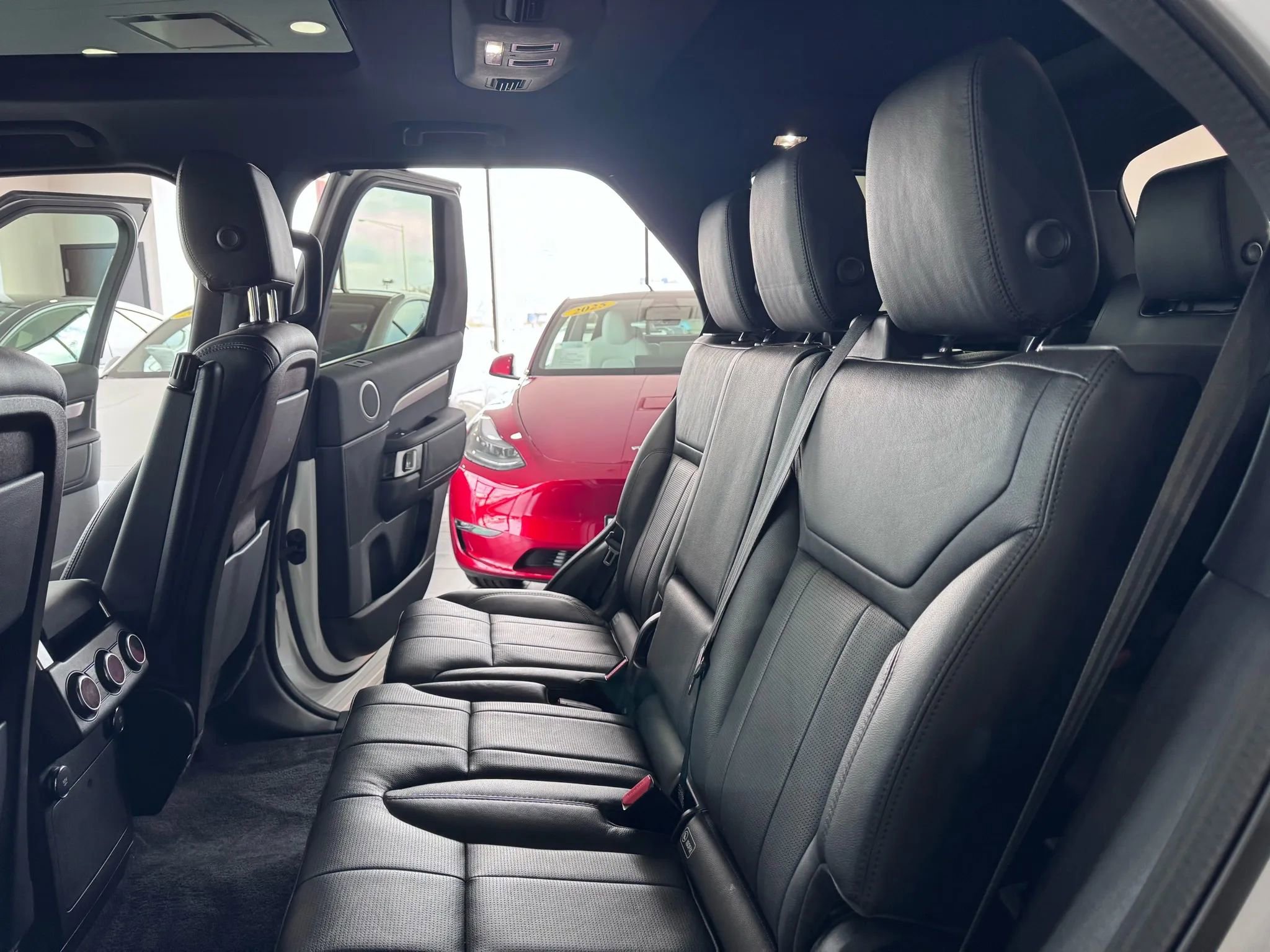 Used 2020 Land Rover Discovery Landmark AWD/4WD image 19