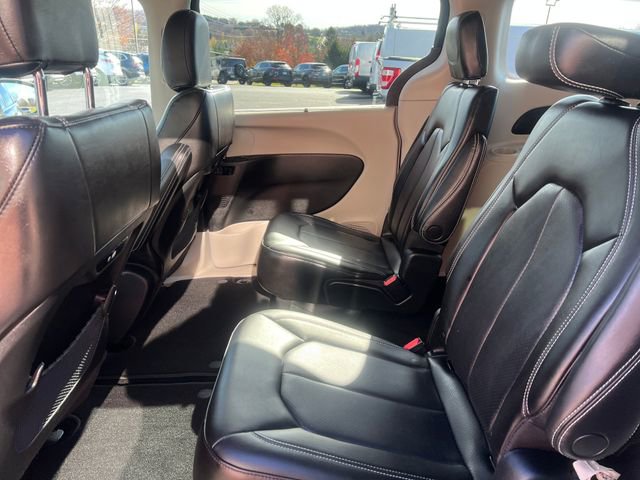 Used 2023 Chrysler Pacifica Touring-L image 22