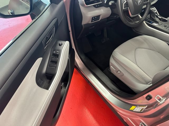 Used 2023 Toyota Highlander LE AWD/4WD image 9
