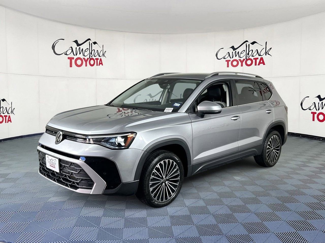 Used 2025 Volkswagen Taos SE image 2
