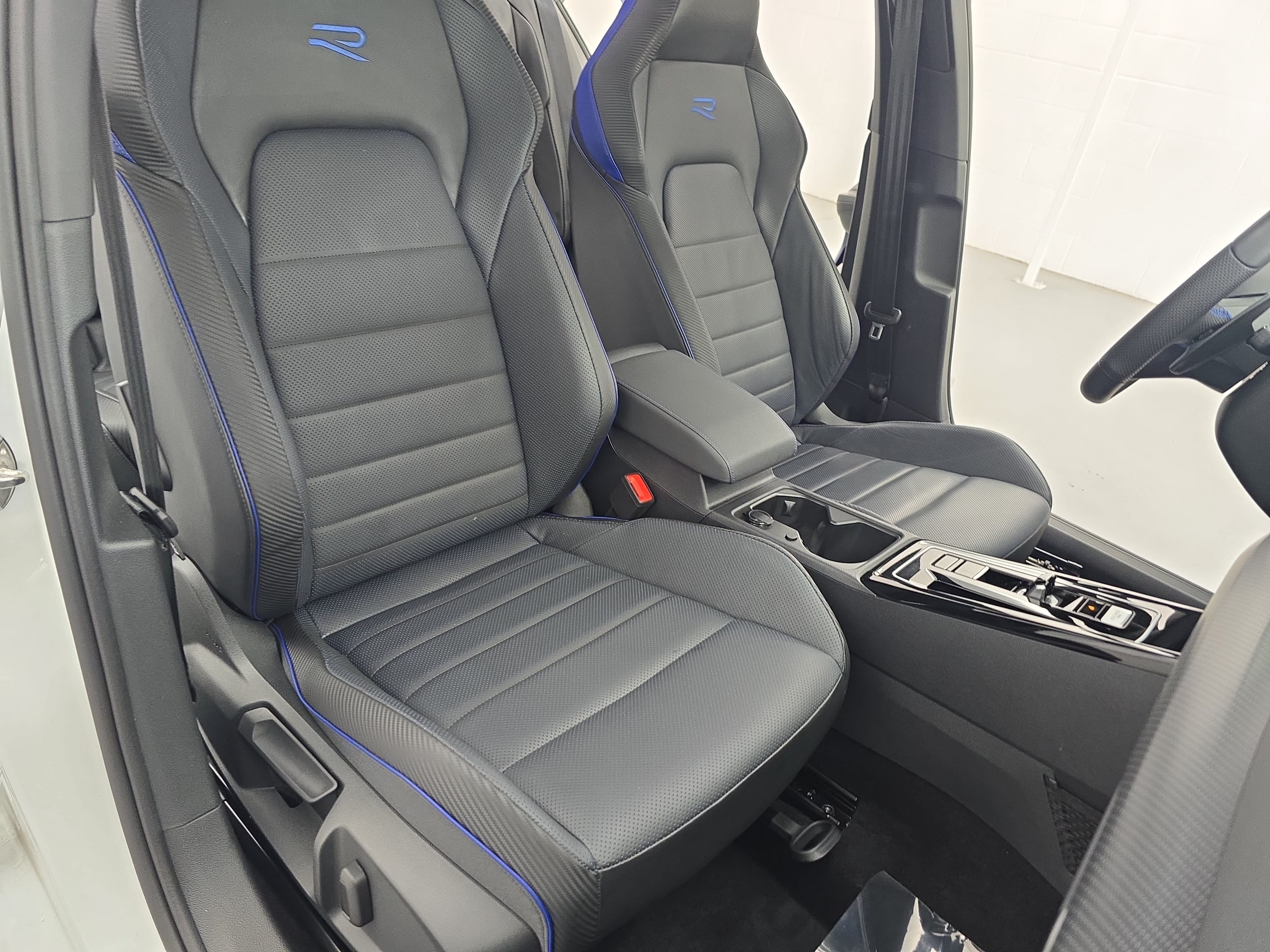 Used 2024 Volkswagen Golf R AWD/4WD image 10