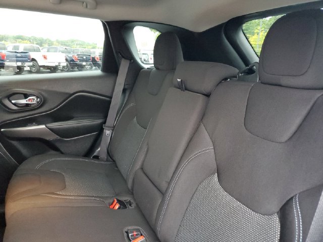 Used 2020 Jeep Cherokee Latitude w/ Cold Weather Group AWD/4WD image 31