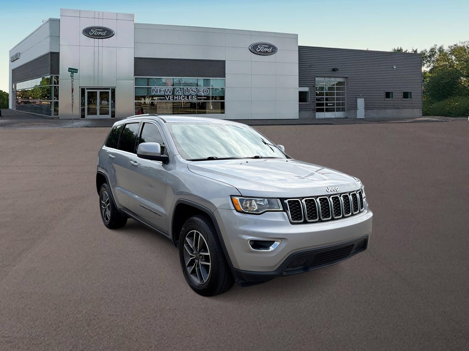 Used 2019 Jeep Grand Cherokee Laredo w/ Security & Convenience Group AWD/4WD image 2