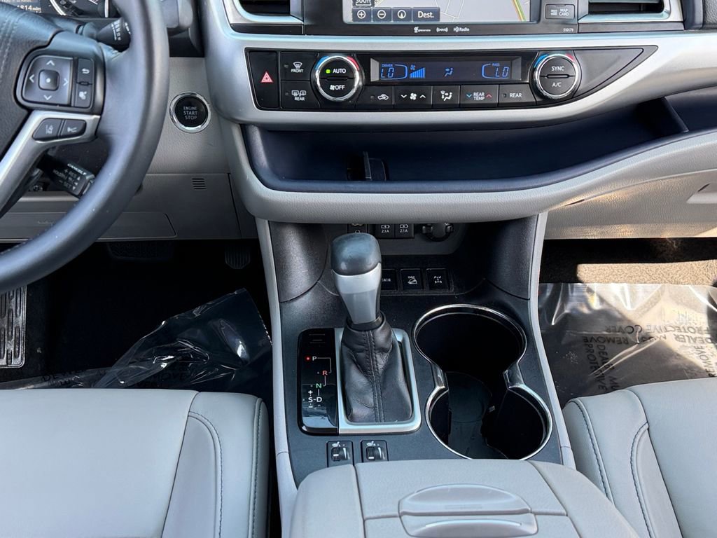Used 2017 Toyota Highlander XLE w/ Carpet Mat Package image 13