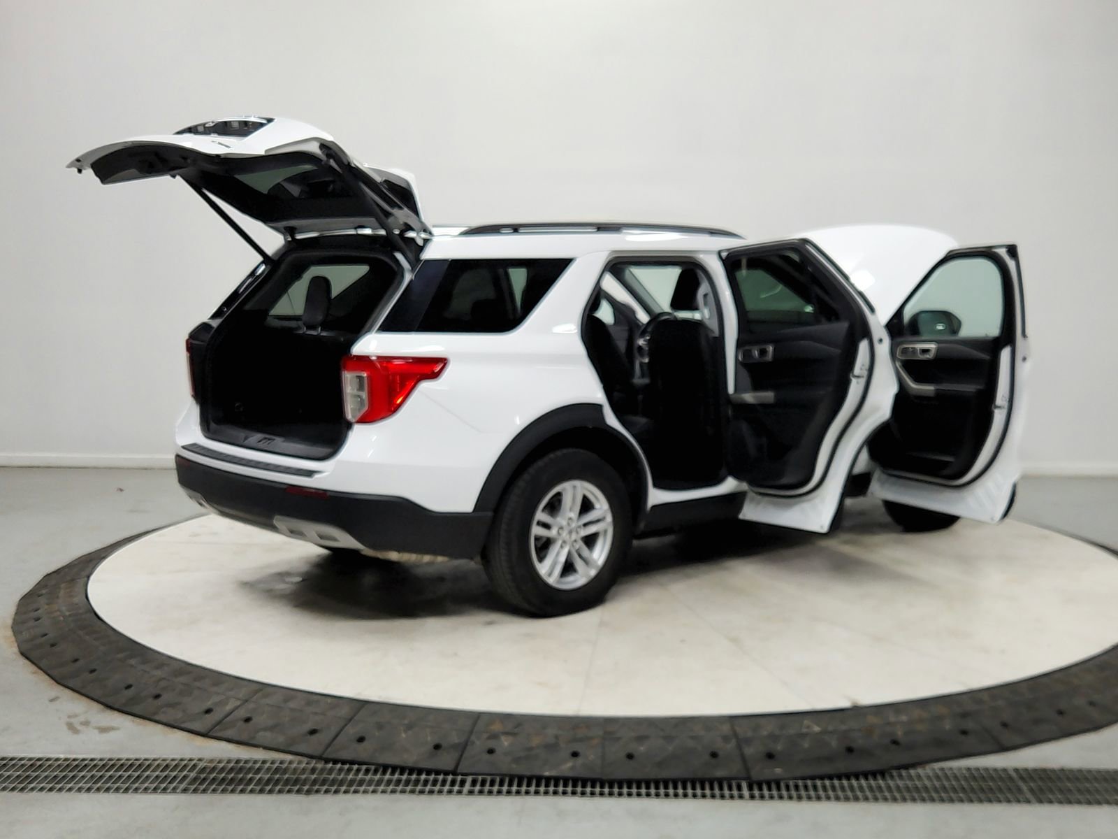 Used 2024 Ford Explorer XLT w/ Equipment Group 202A image 15