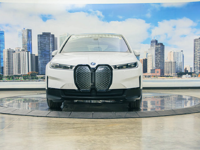 Used 2024 BMW iX xDrive50 AWD/4WD image 2