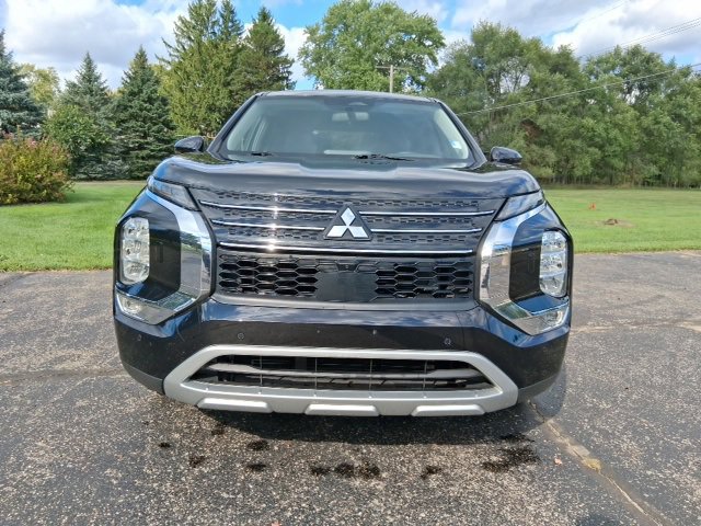 Used 2024 Mitsubishi Outlander AWD image 2