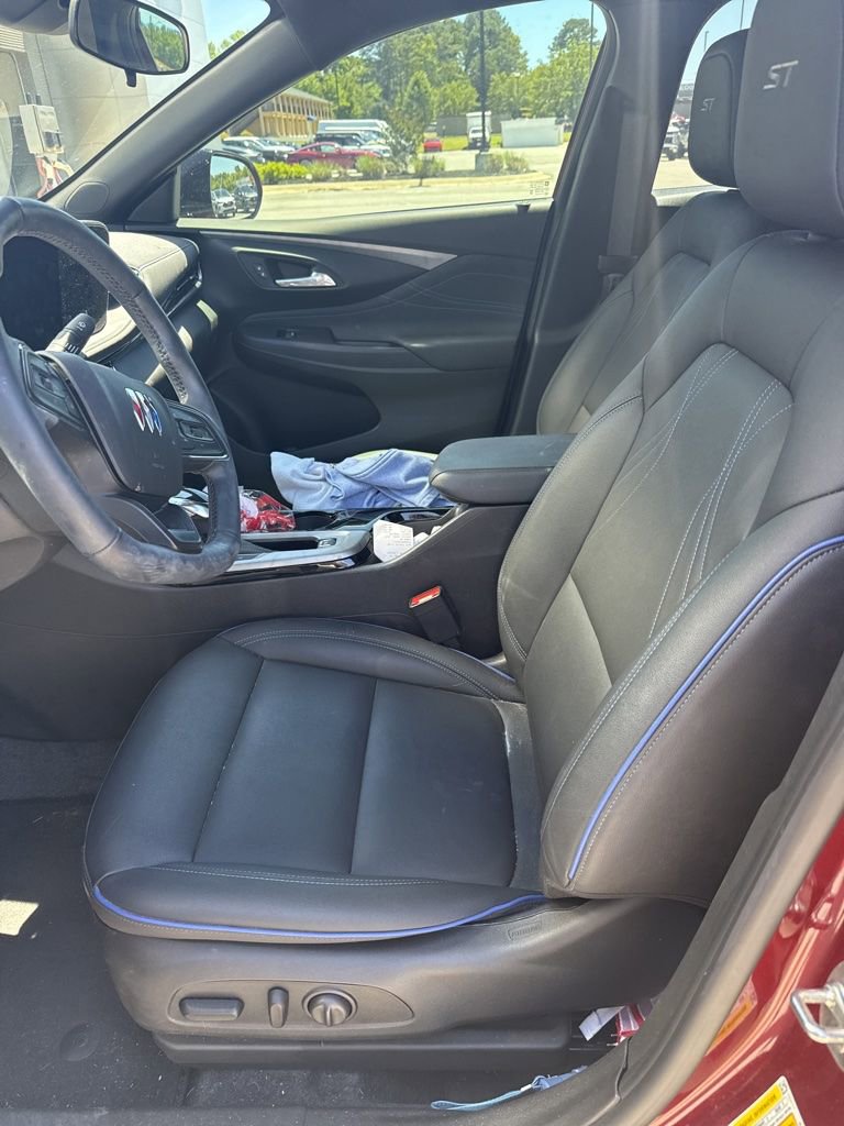 Used 2025 Buick Envista Sport Touring w/ Convenience I Package FWD image 3