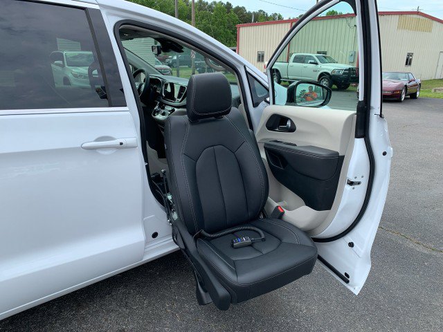 Used 2024 Chrysler Pacifica Touring-L AWD/4WD image 2