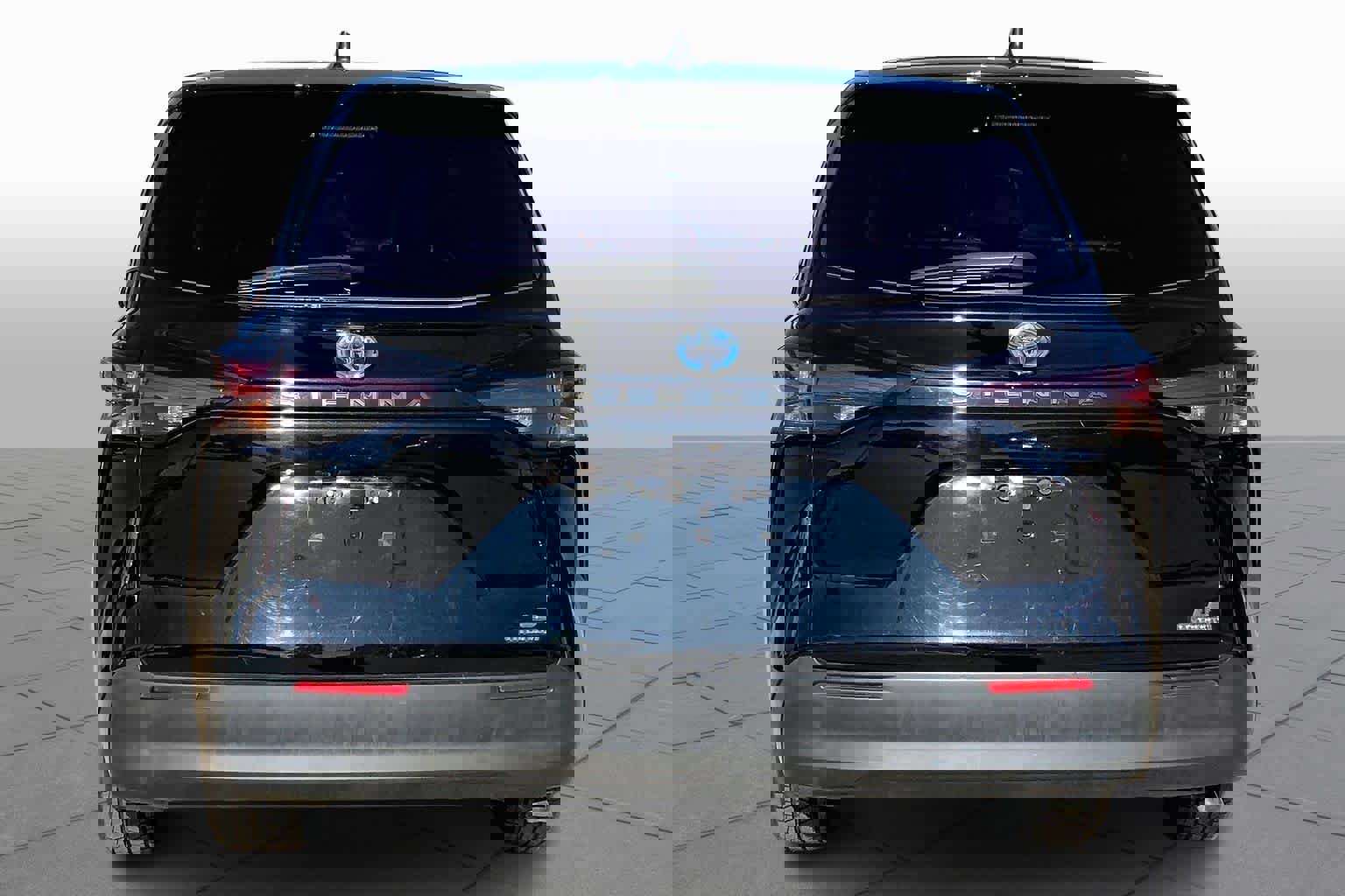 Used 2024 Toyota Sienna LE image 5