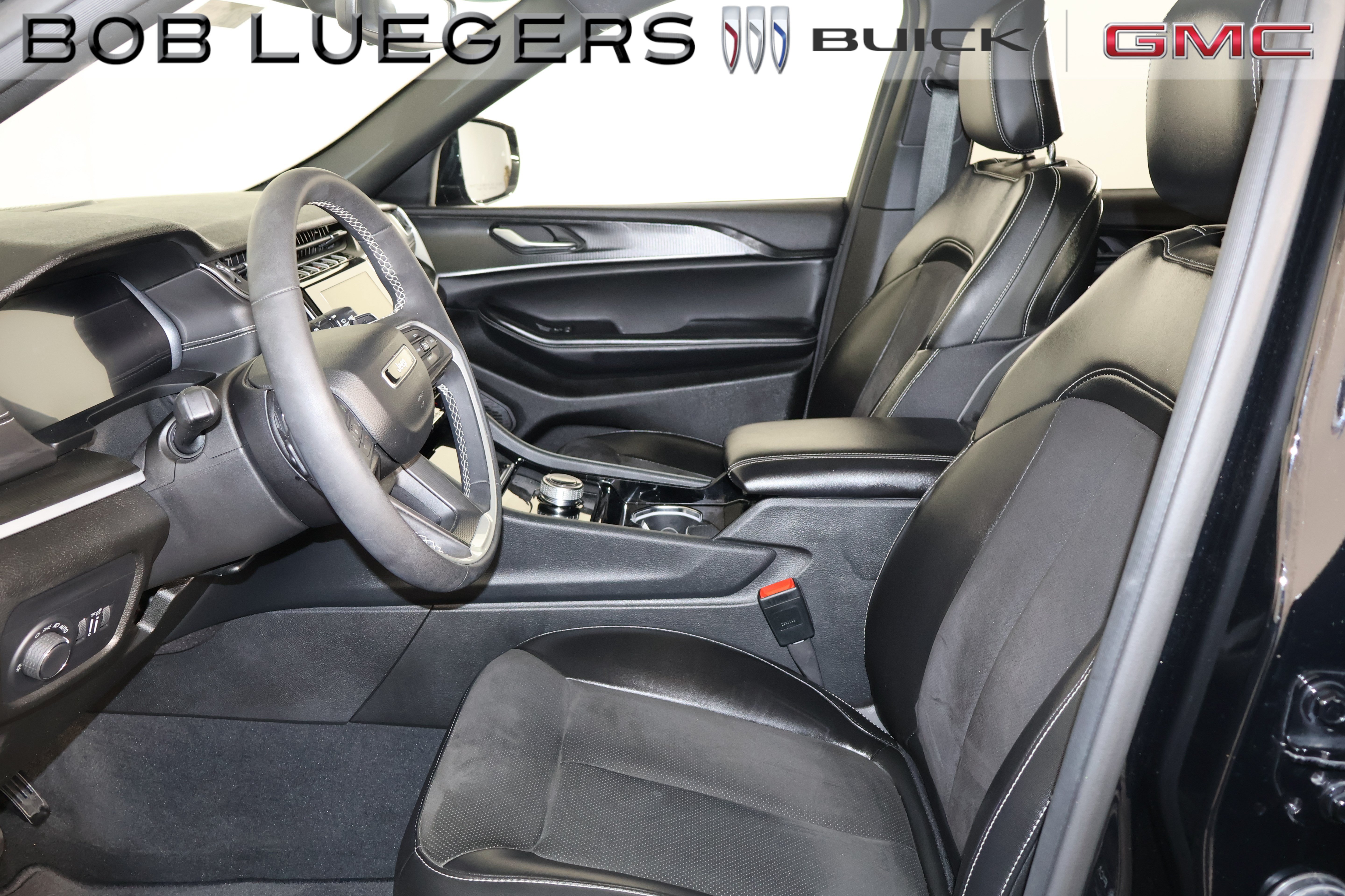 Used 2023 Jeep Grand Cherokee Altitude AWD/4WD image 8