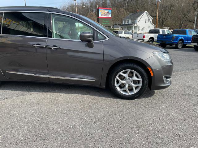 Used 2017 Chrysler Pacifica Touring-L w/ Tire & Wheel Group image 10