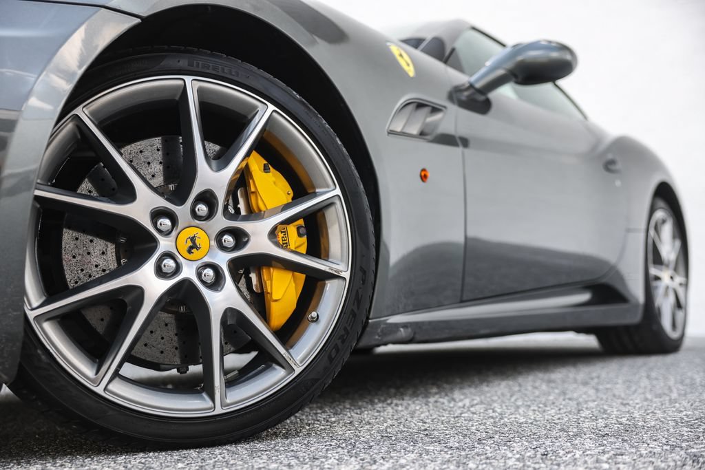 Used 2010 Ferrari California RWD image 13
