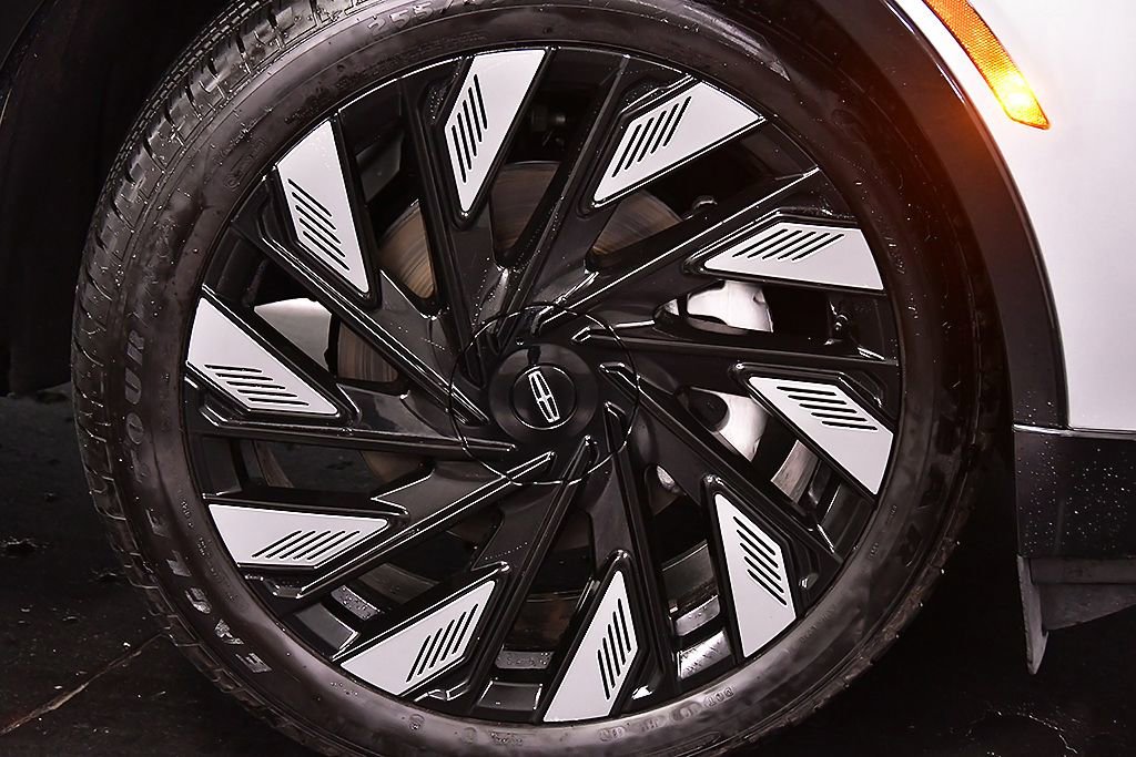 Used 2025 Lincoln Nautilus Reserve w/ Jet Appearance Package image 9