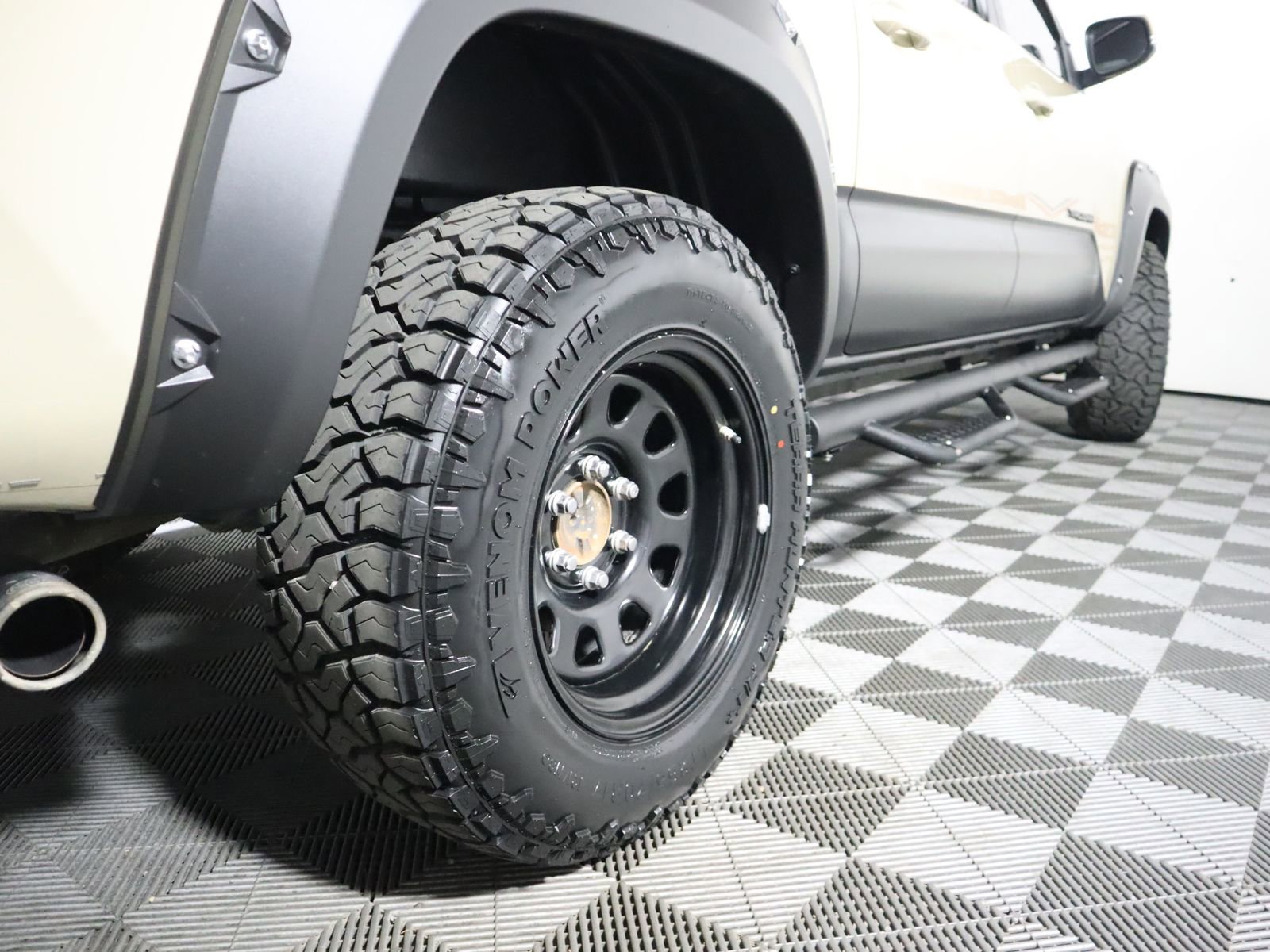 Used 2019 Toyota Tacoma TRD Off-Road w/ Technology Package AWD/4WD image 9