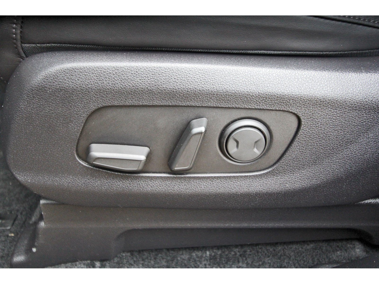 Used 2024 Kia Carnival EX FWD image 31
