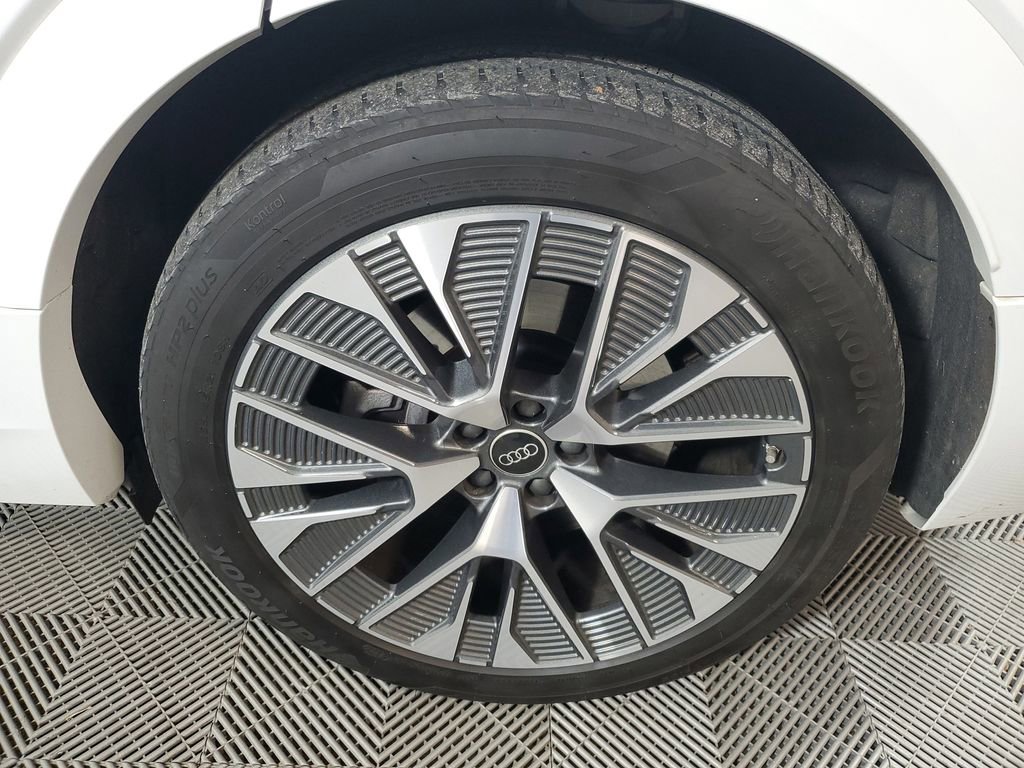 Used 2024 Audi Q8 e-tron Premium Plus w/ Premium Plus Package image 10