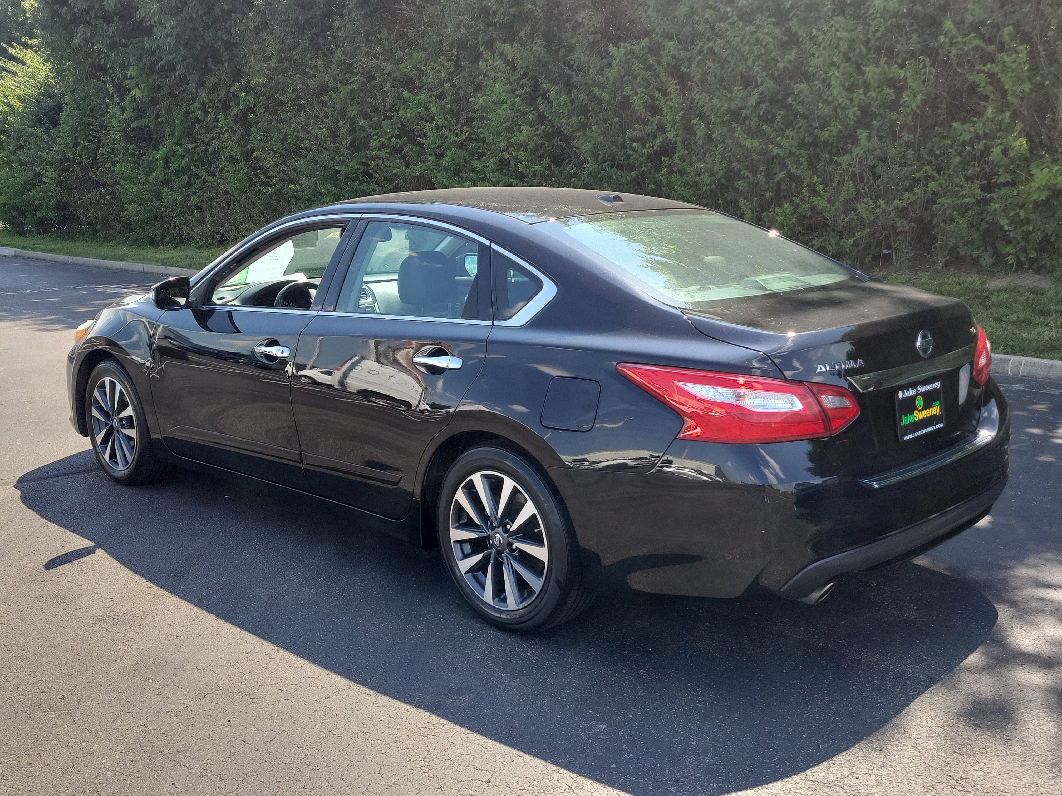 Used 2017 Nissan Altima 2.5 SL w/ Moonroof Package FWD image 3