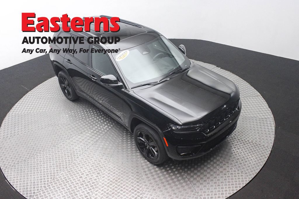 Used 2024 Jeep Grand Cherokee Altitude AWD/4WD image 3