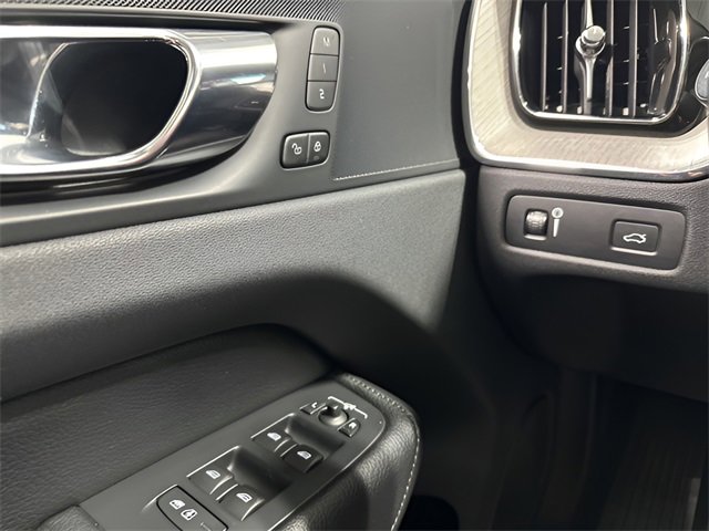 Used 2018 Volvo XC60 T6 Inscription w/ Convenience Package image 16