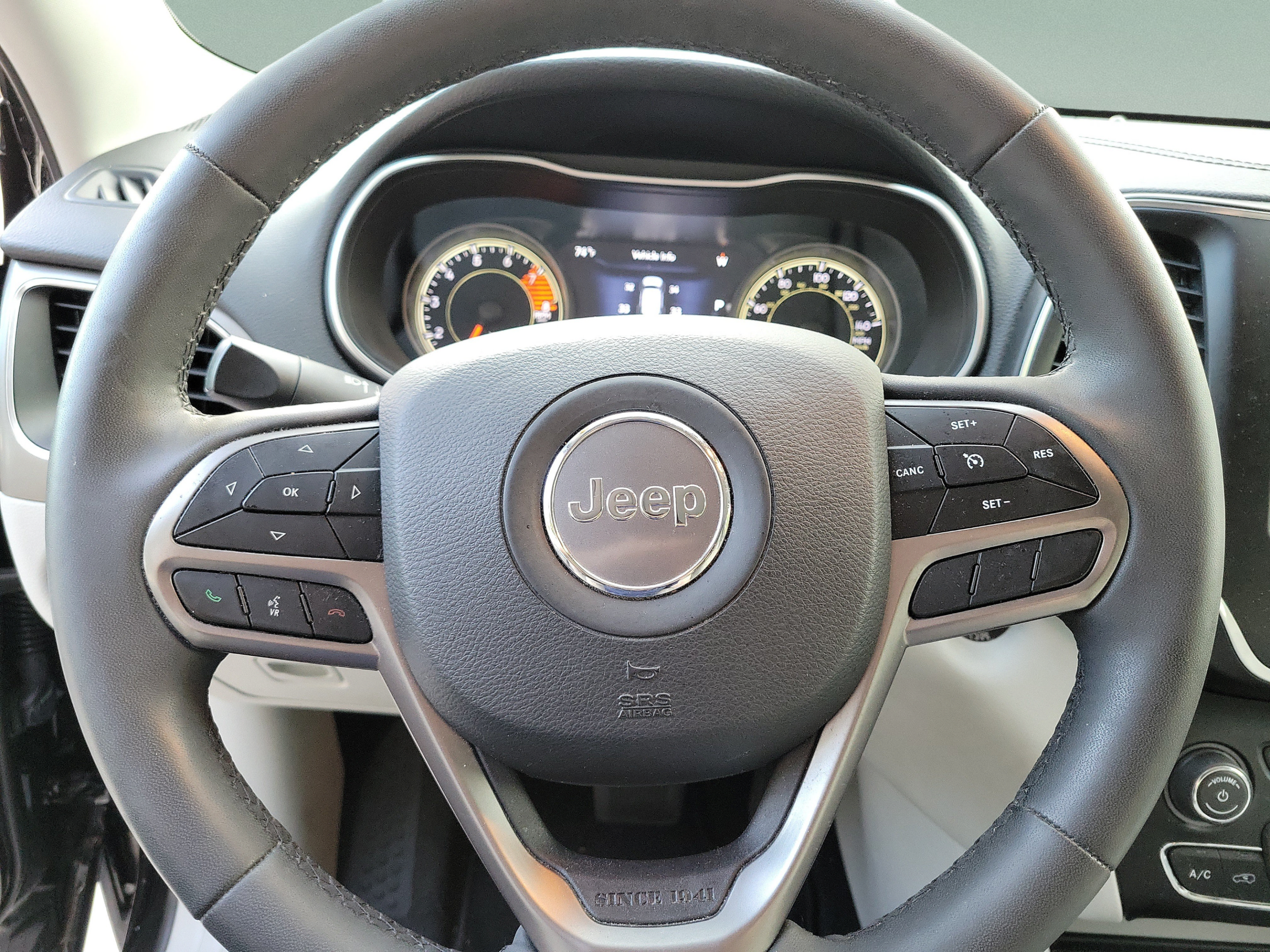 Certified 2022 Jeep Cherokee Latitude Lux w/ Sun & Sound Group FWD image 16
