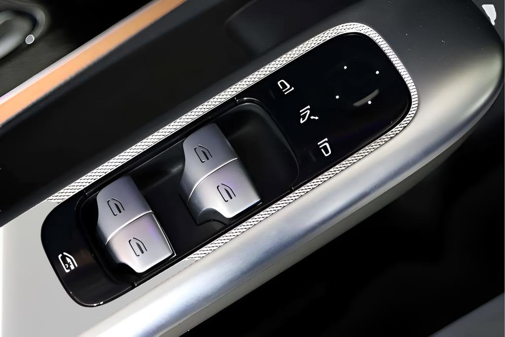 Used 2024 Mercedes-Benz GLC 300 4MATIC image 26