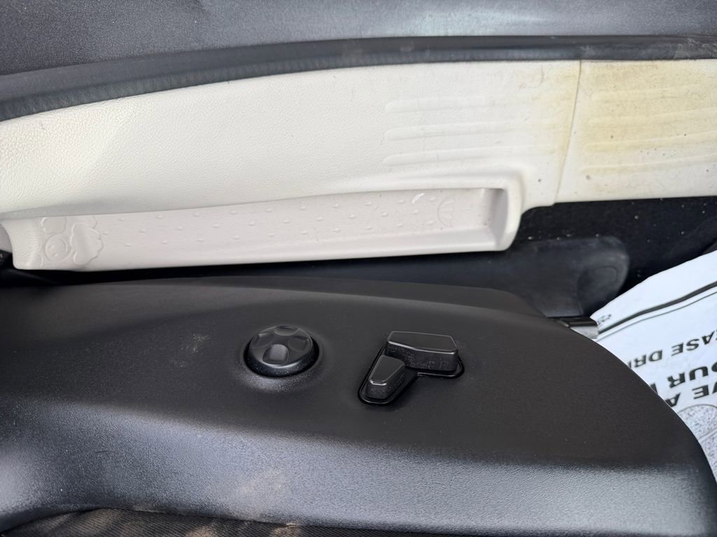 Used 2022 Chrysler Voyager LX FWD image 20