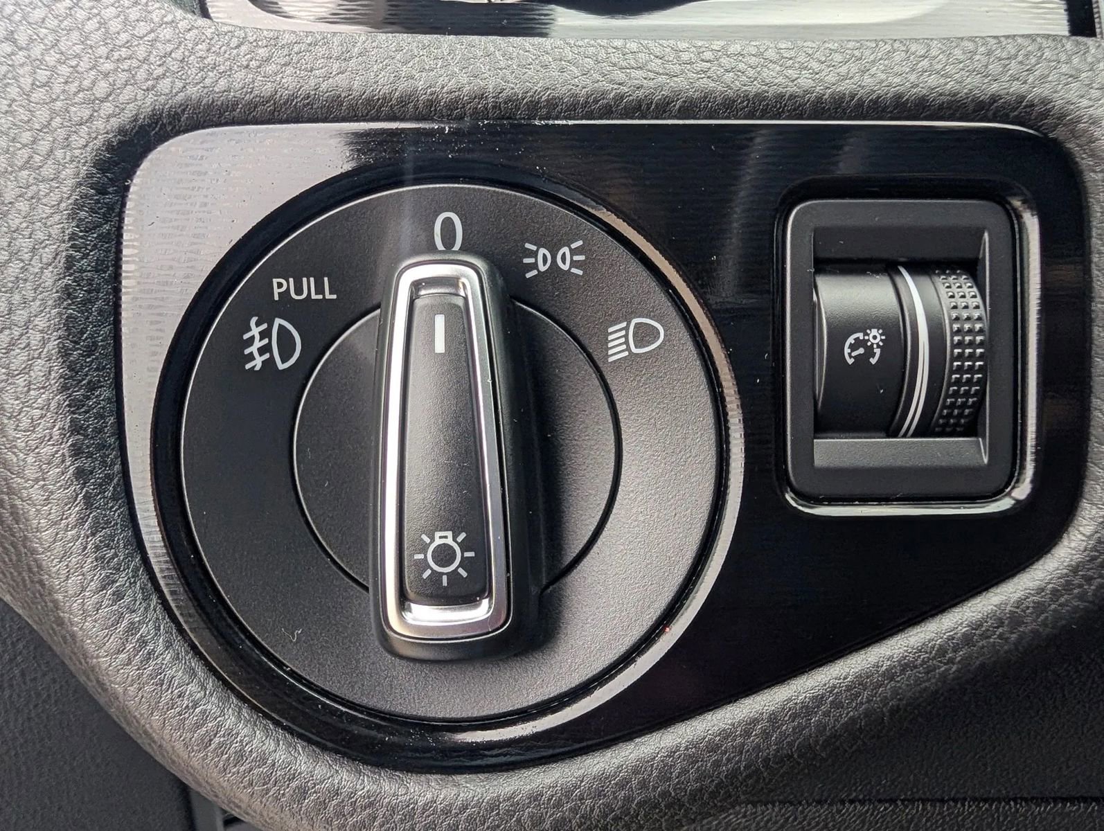 Used 2015 Volkswagen GTI S FWD image 40