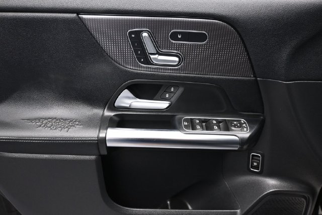 Used 2021 Mercedes-Benz GLA 250 4MATIC w/ Premium Package image 8