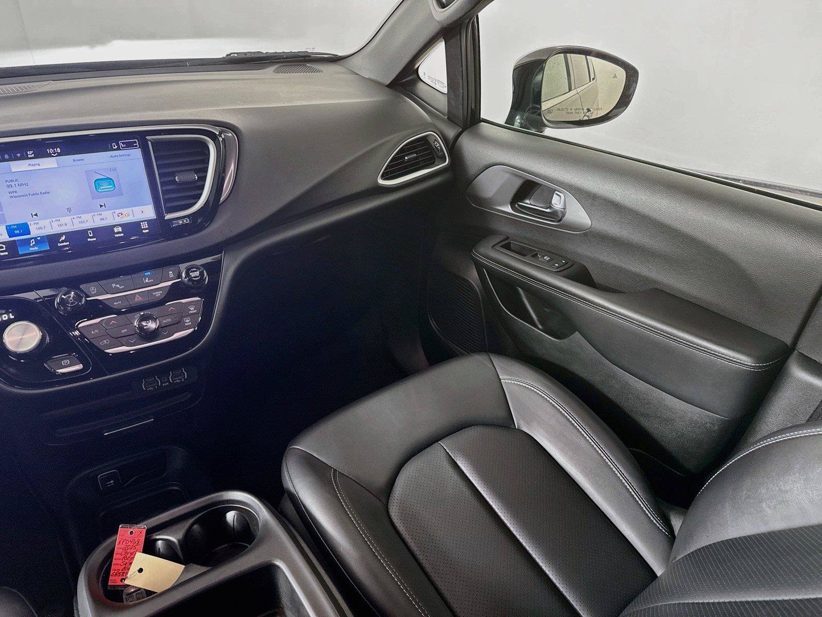 Used 2025 Chrysler Pacifica Select FWD image 23