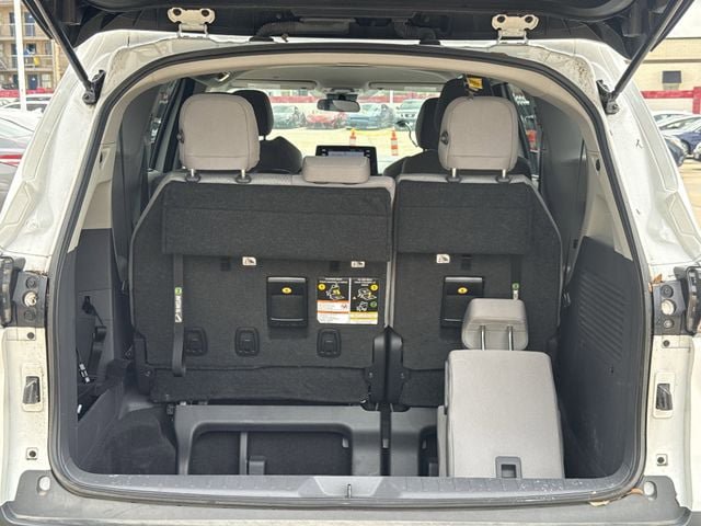 Used 2023 Toyota Sienna LE FWD image 32