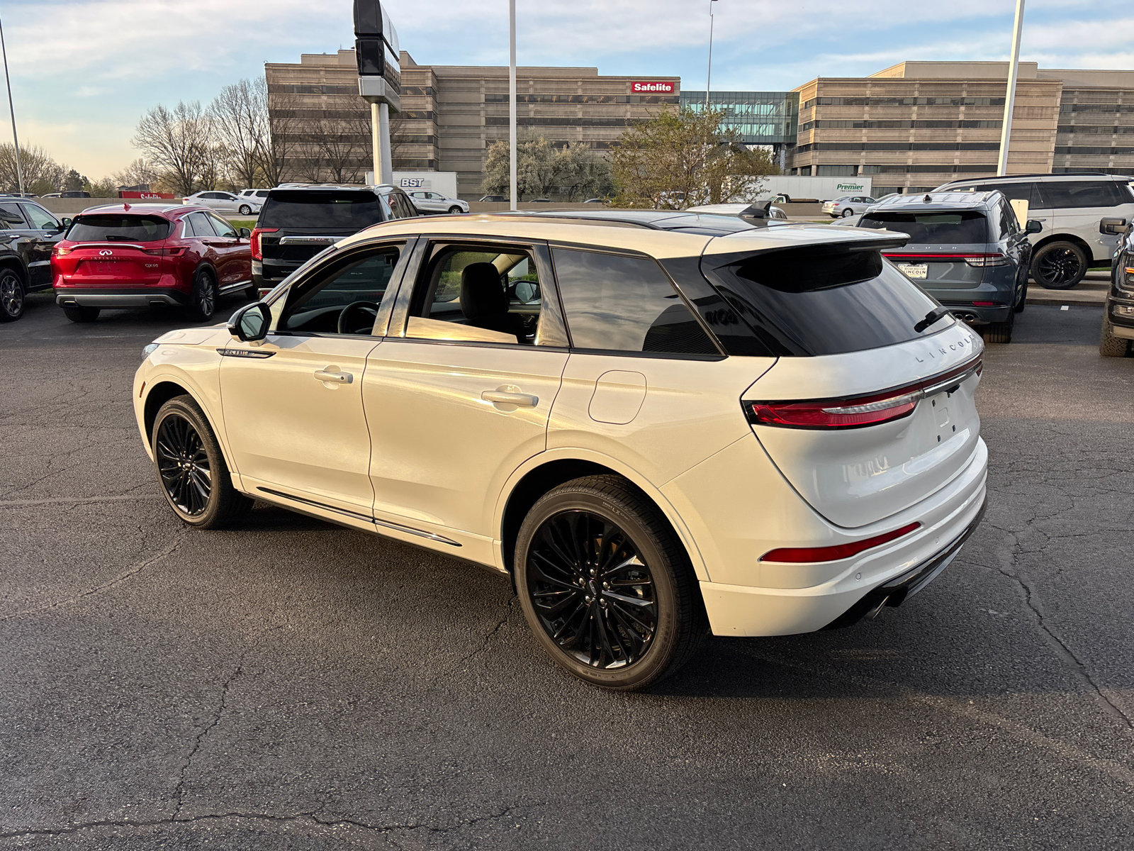 Used 2025 Lincoln Corsair AWD w/ Equipment Group 101A image 5