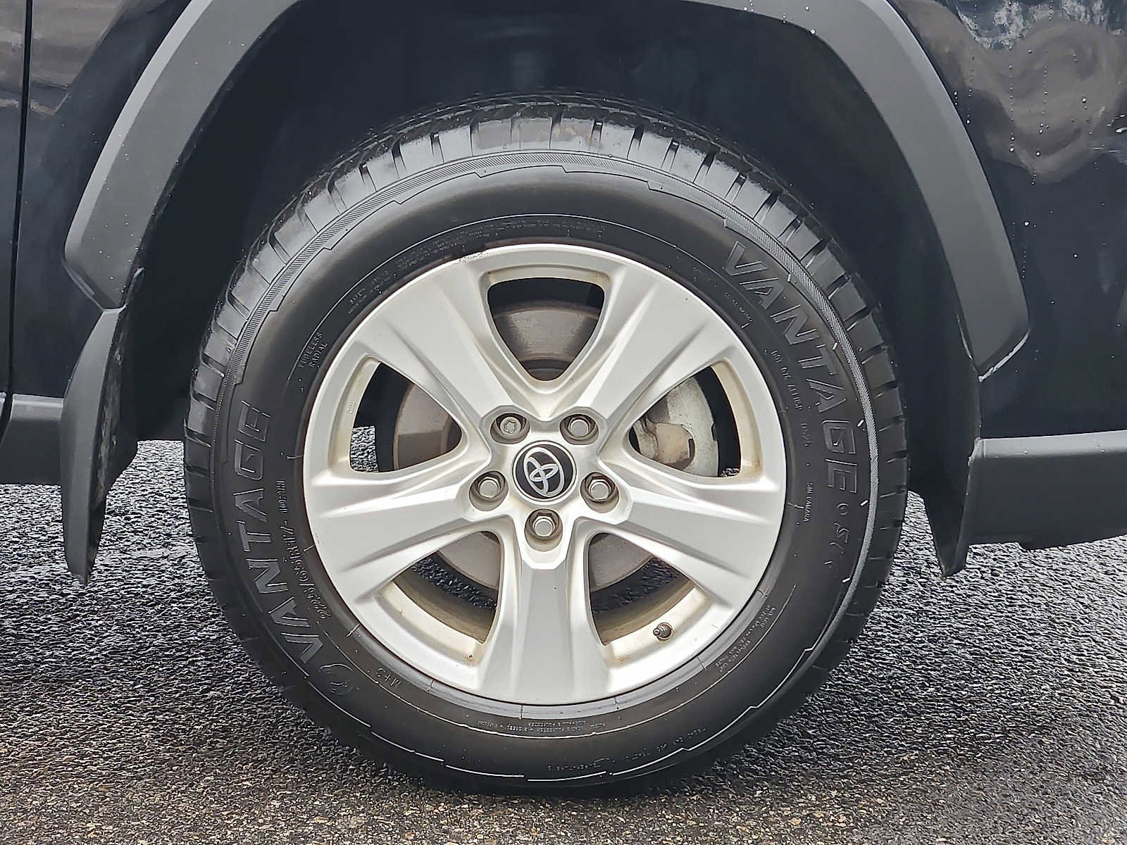 Used 2021 Toyota RAV4 XLE w/ XLE Grade Weather Package image 8