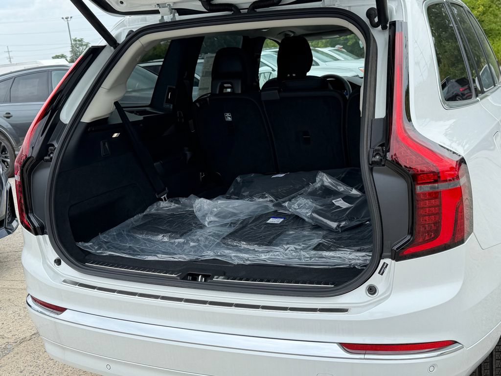New 2026 Volvo XC90 T8 Plus w/ Protection Package Premier AWD/4WD image 13