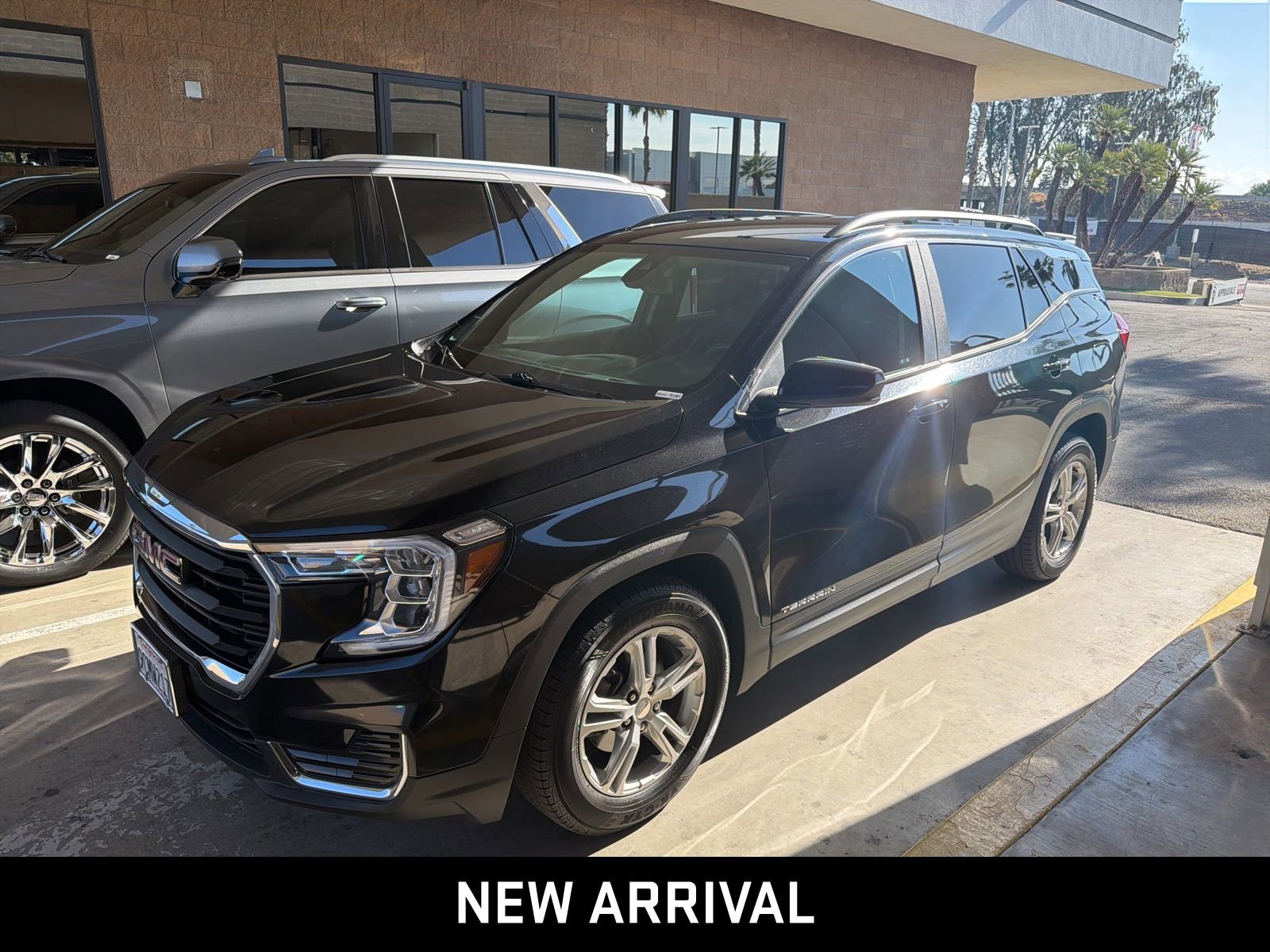 Used 2022 GMC Terrain SLE w/ Driver Convenience Package FWD image 1