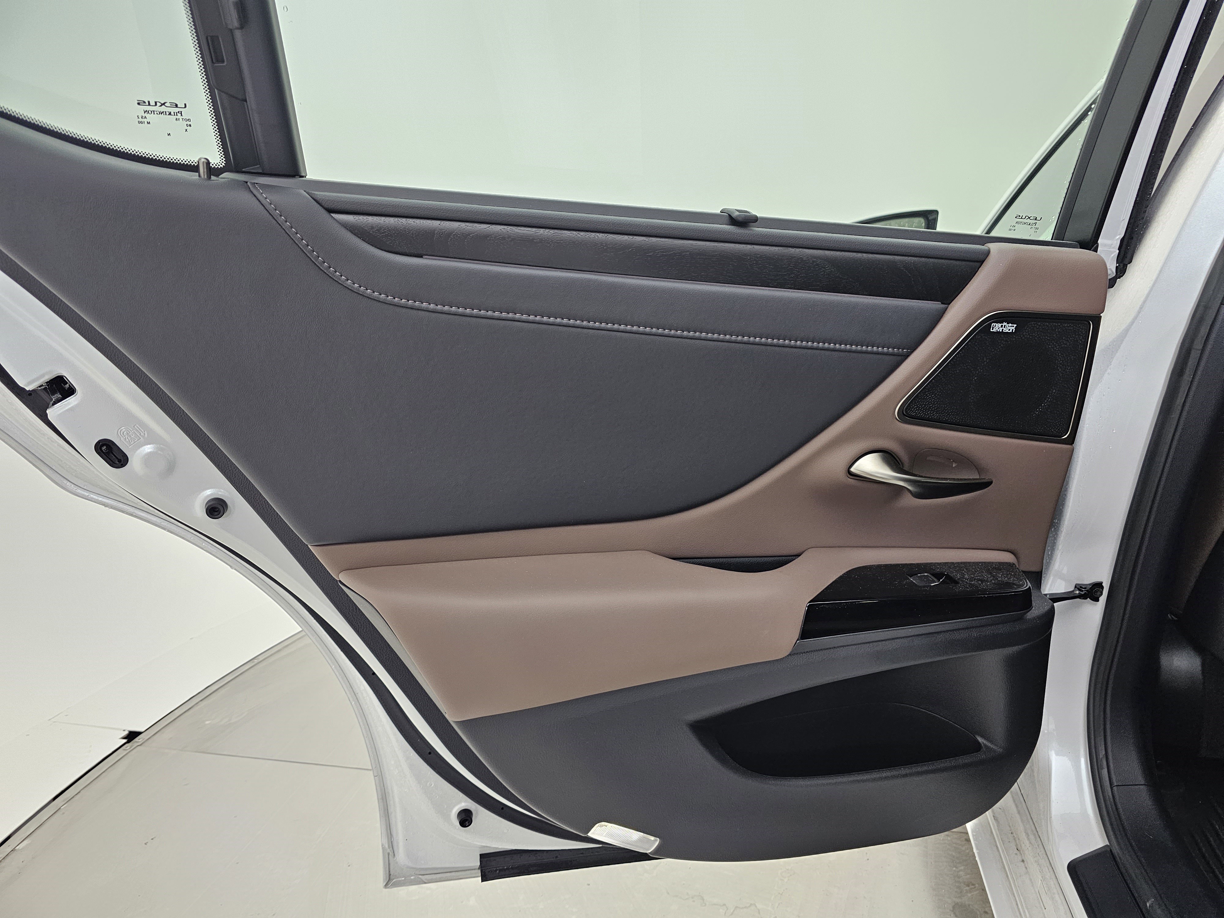 Used 2024 Lexus ES 350 Ultra Luxury w/ Accessory Package (Z1) image 22