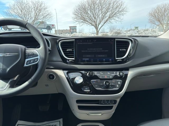 Used 2024 Chrysler Pacifica Touring-L image 24