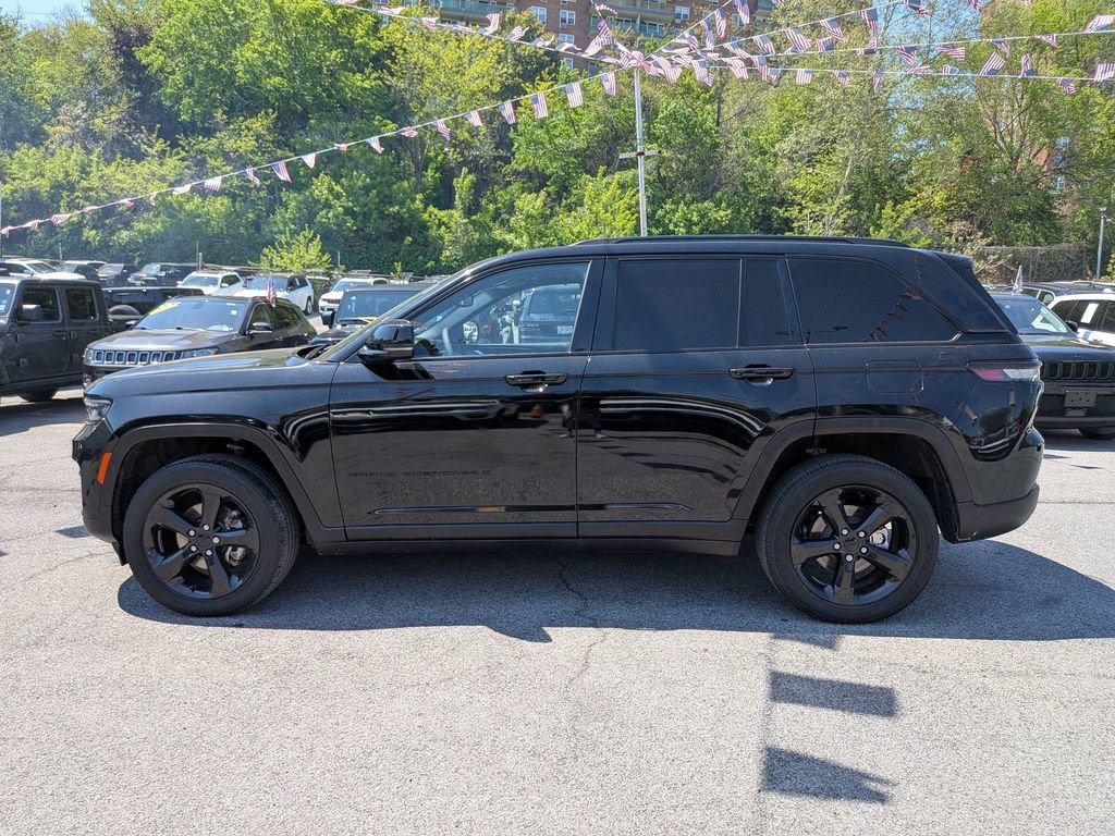 Used 2023 Jeep Grand Cherokee Altitude AWD/4WD image 11