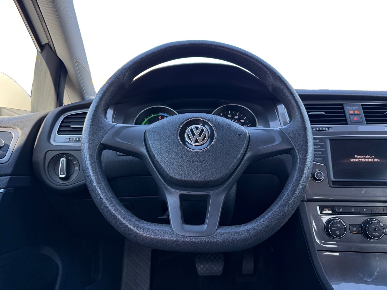 Used 2016 Volkswagen e-Golf SE w/ DC Fast Charging Package image 9