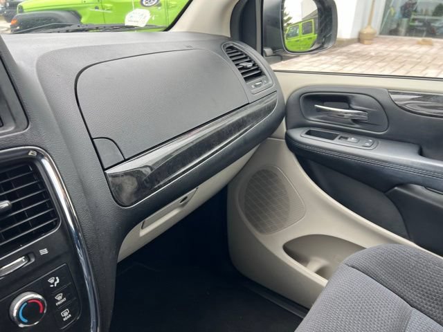 Used 2015 Dodge Grand Caravan SXT w/ UConnect Hands-Free Group FWD image 17