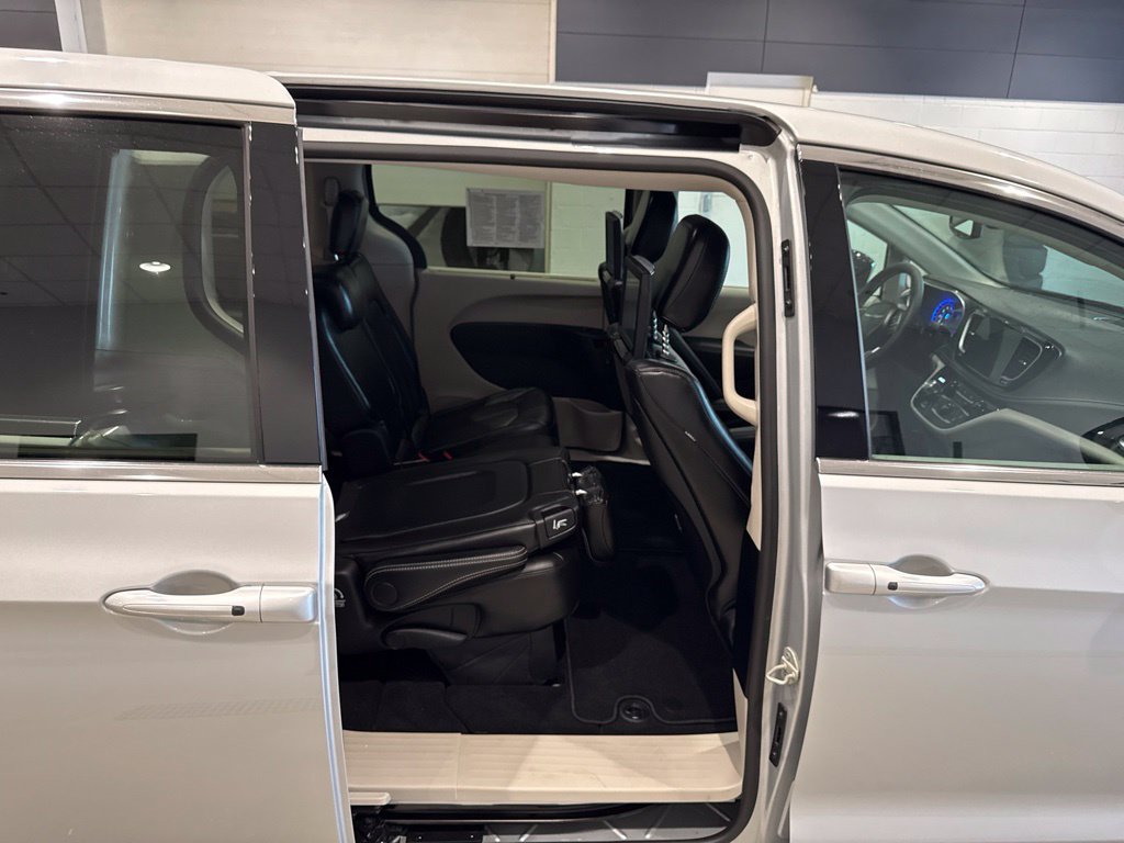 Used 2024 Chrysler Pacifica Touring-L w/ Uconnect Theater Family Group FWD image 17