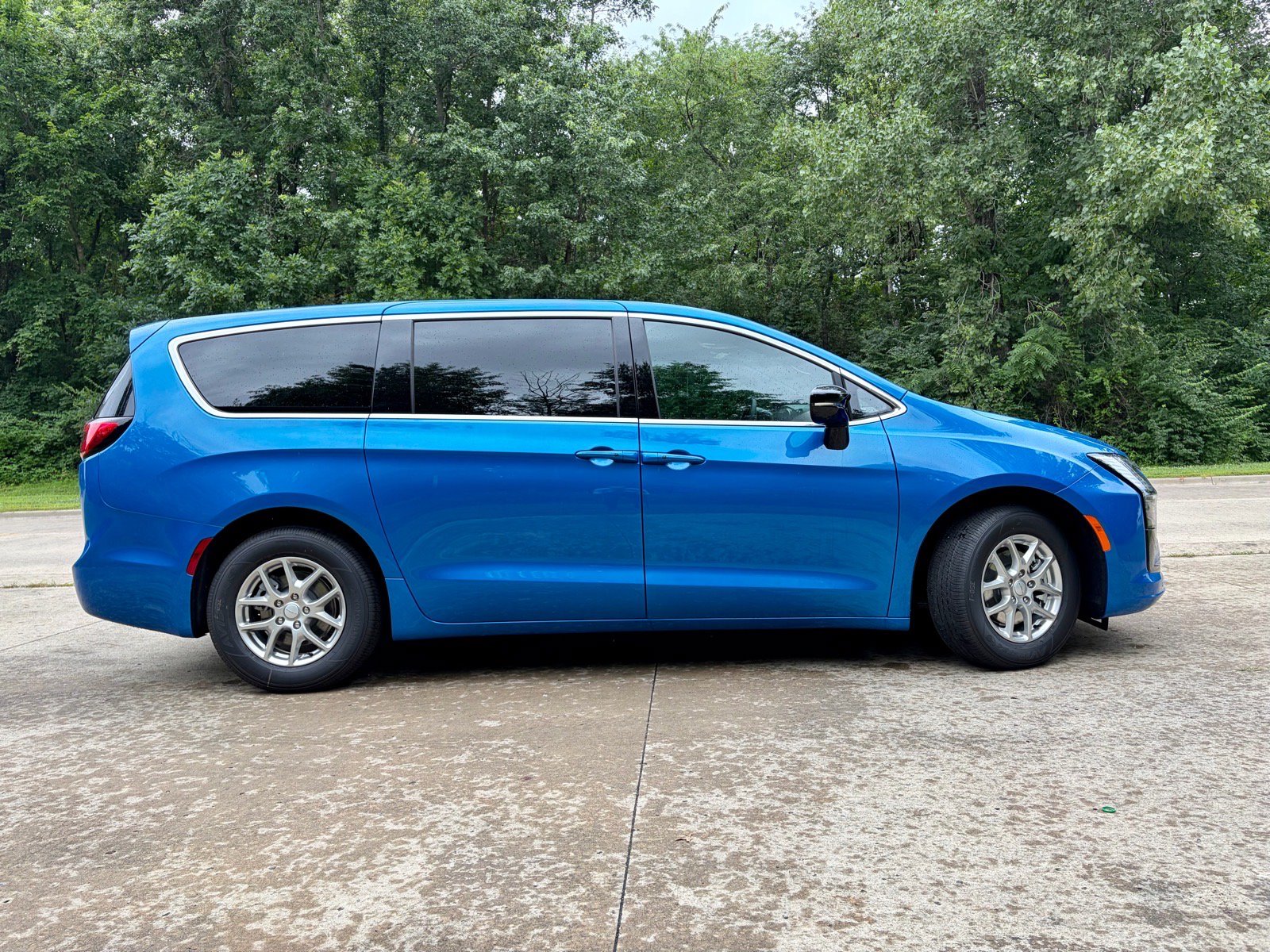 New 2027 Chrysler Pacifica Select FWD image 7