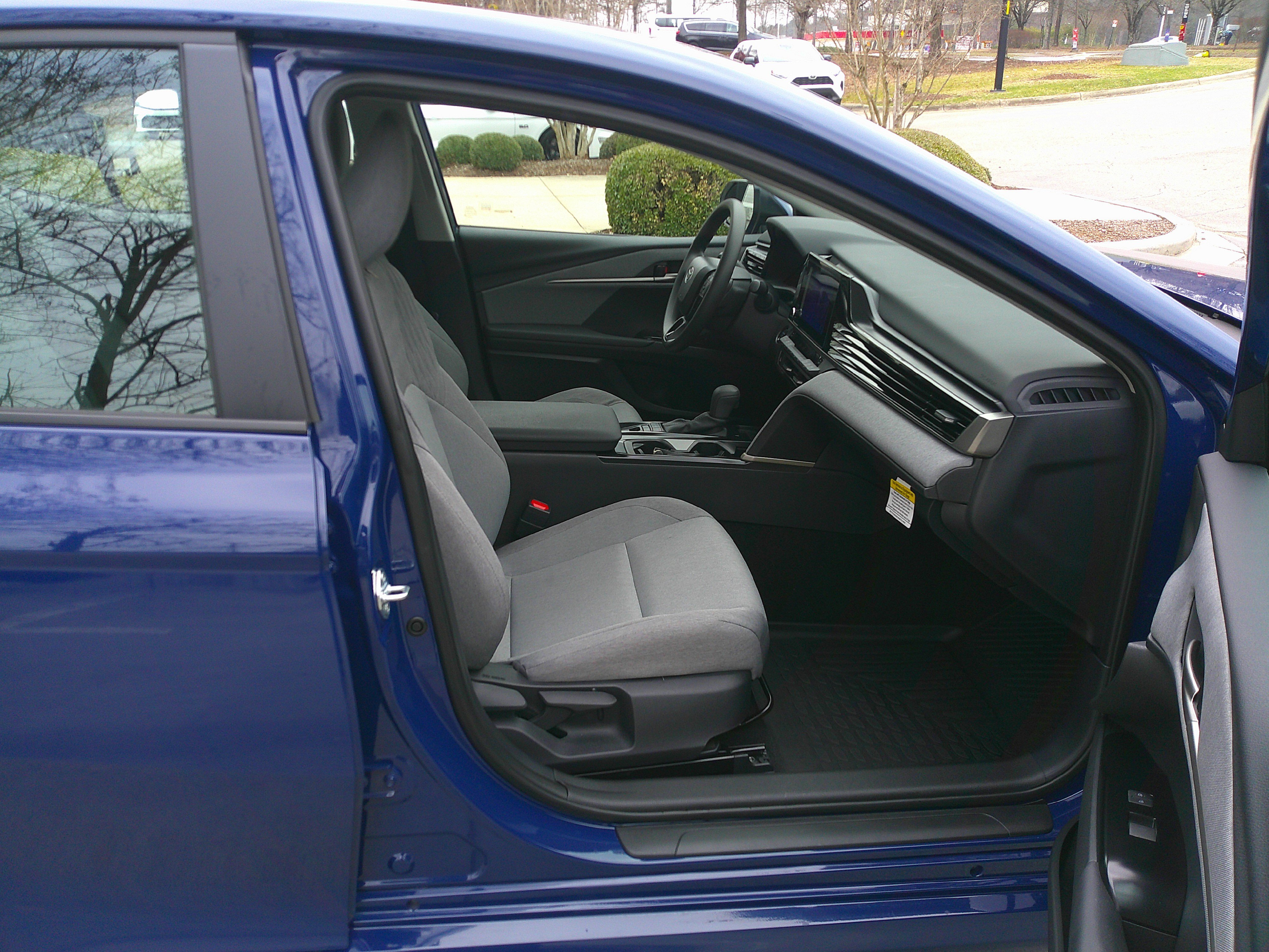 Used 2025 Toyota Camry LE image 37