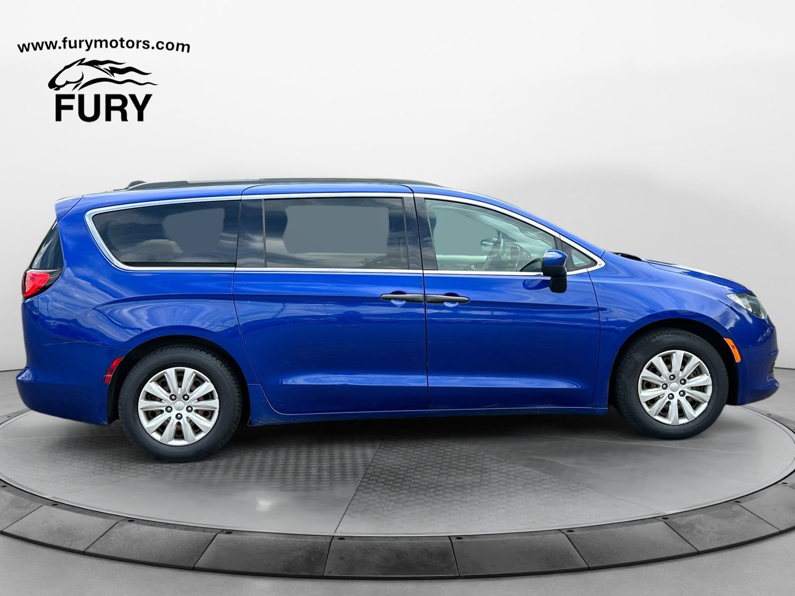 Used 2019 Chrysler Pacifica L FWD image 2