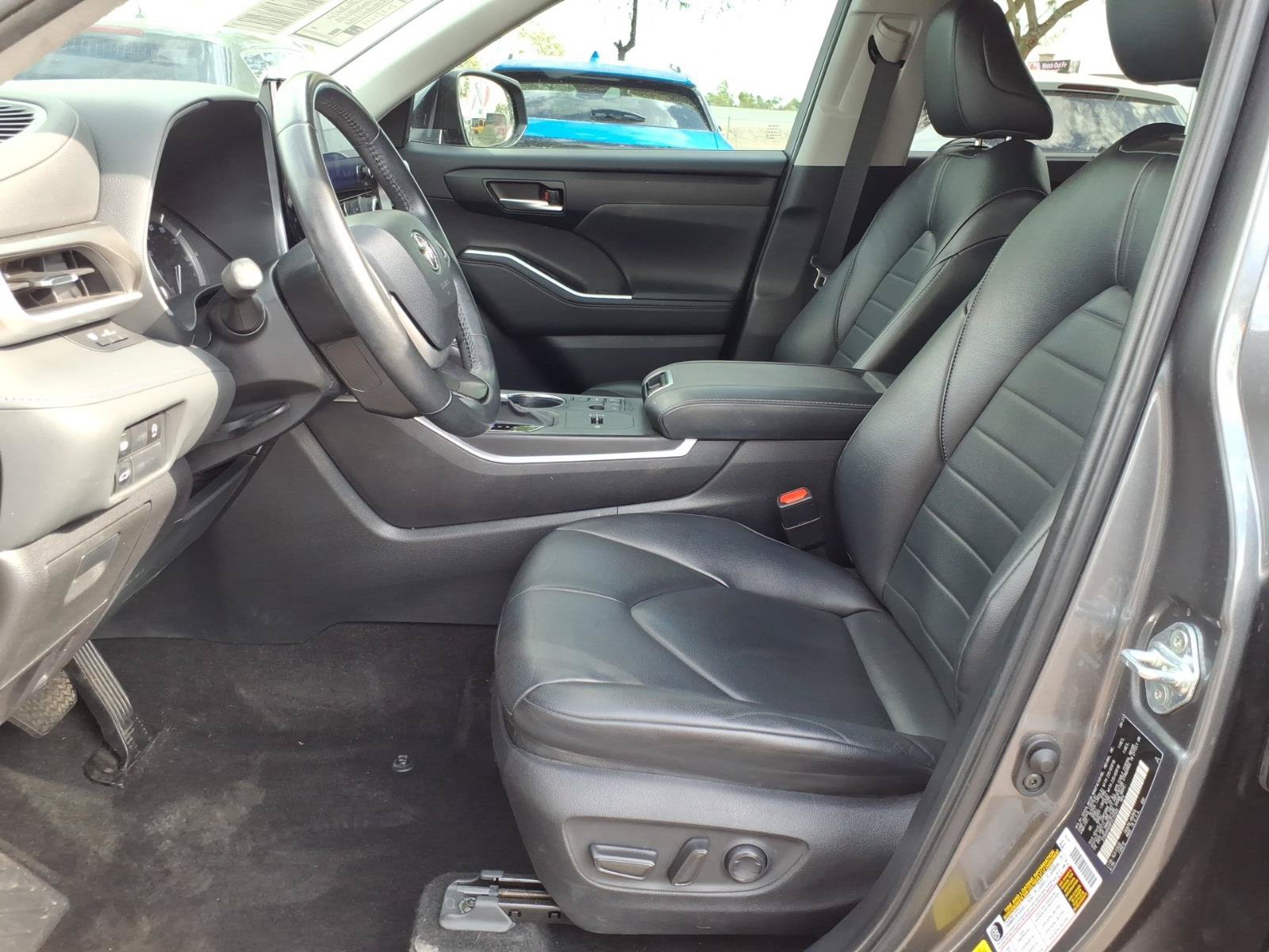 Used 2023 Toyota Highlander XLE FWD image 13